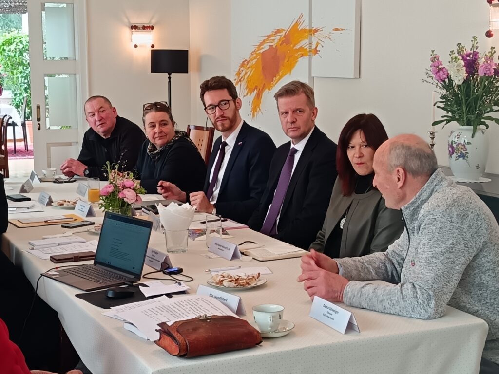 (od desne) Dare Schweiger. Sonja Reiser-Weinzettl, direktorica avstrijskega Kulturnega foruma v Ljubljani, dr. Konrad Bühler, avstrijski veleposlanik v Sloveniji, Mag. Kristof Grabmayer-Keri, namestnik veleposlanika, Karin Hojker, stiki z javnostjo na avstrijskem veleposlaništvu in Karl Drago Omahen, predsednik društva v Škofji Loki.
